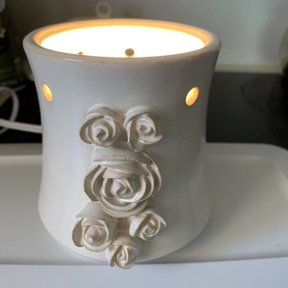 Scentsy BRIDE Full Size Wax Warmer Raised Roses Flowers Ivory Retired BASE ONLY - Picture 8 of 9